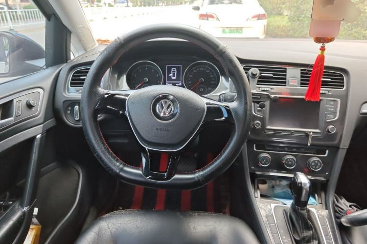 Used Volkswagen Golf 2017 230TSI Automatic Comfort Edition – Celebrating Milestone of One Million Units Steering Wheel