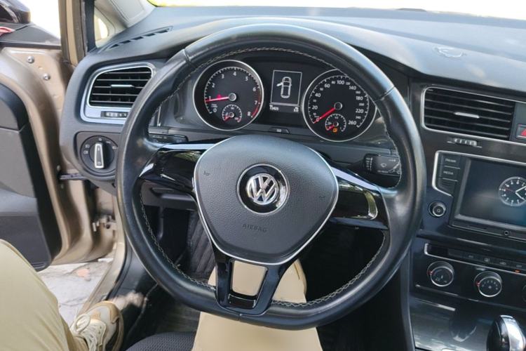 Used Volkswagen Golf 2017 230TSI Automatic Comfort Edition – Celebrating Milestone of One Million Units Steering Wheel