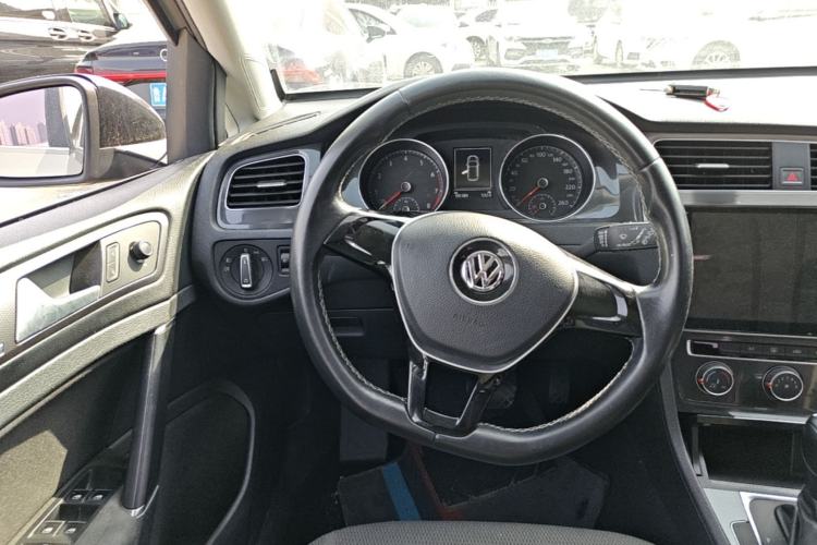 Used Volkswagen Golf 2017 230TSI Automatic Comfort Edition – Celebrating Milestone of One Million Units Steering Wheel