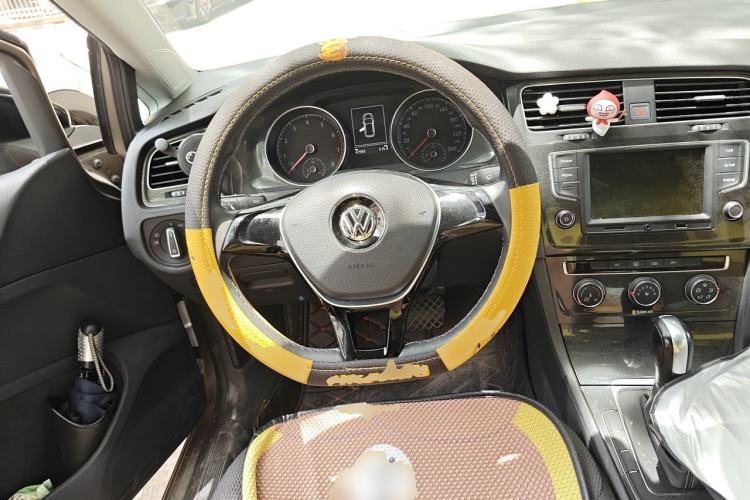 Used Volkswagen Golf 2017 1.6L Automatic Comfort Million-Vehicle Anniversary Edition Steering Wheel