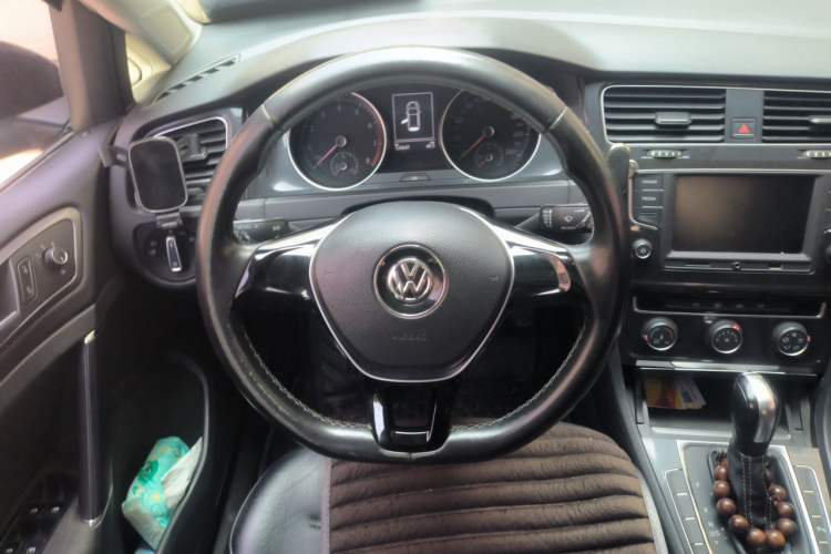 Used Volkswagen Golf 2017 230TSI Automatic Comfort Edition – Celebrating Milestone of One Million Units Steering Wheel