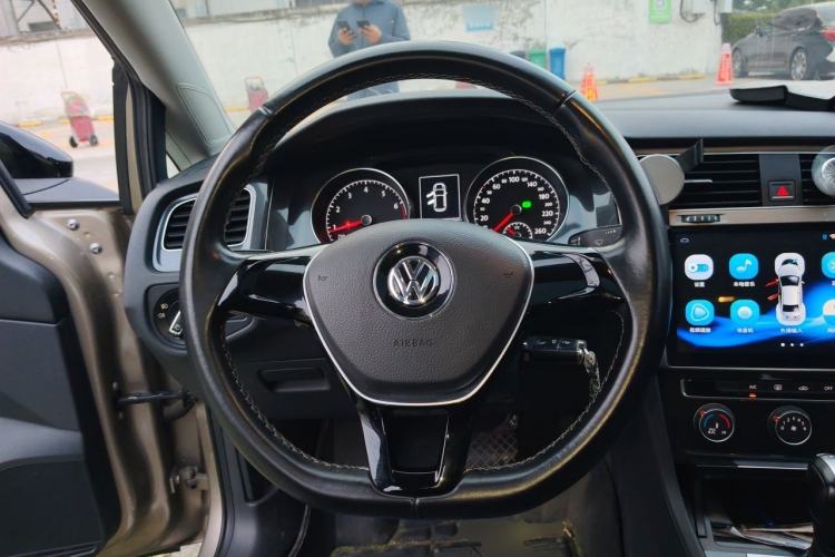 Used Volkswagen Golf 2017 230TSI Automatic Comfort Edition – Celebrating Milestone of One Million Units Steering Wheel