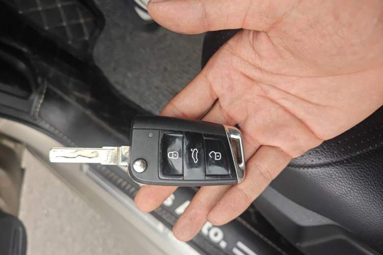 Used Volkswagen Golf 2017 230TSI Automatic Comfort Edition – Celebrating Milestone of One Million Units Vehicle Key