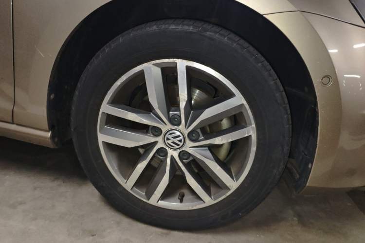 Used Volkswagen Golf 2017 230TSI Automatic Luxury Million-Vehicle Commemorative Edition Right Front Wheel Hub