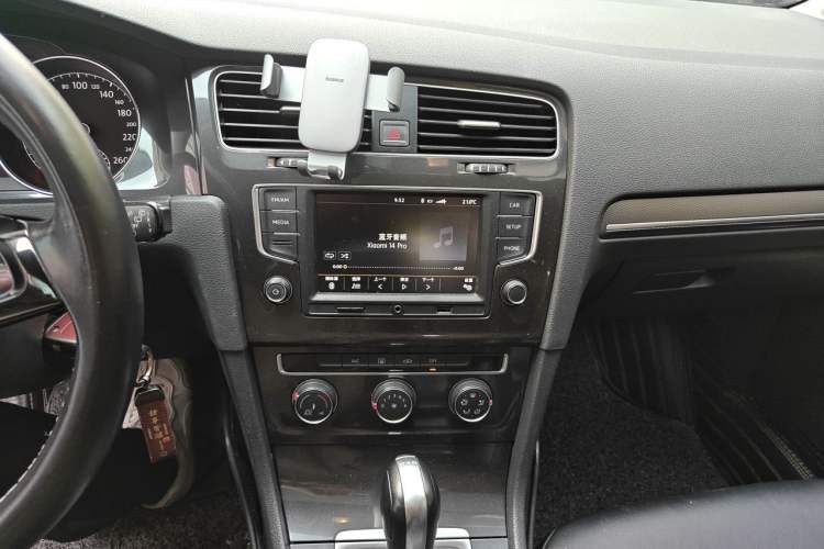 Used Volkswagen Golf 2017 230TSI Automatic Comfort Edition – Celebrating Milestone of One Million Units Audio And AC Panel