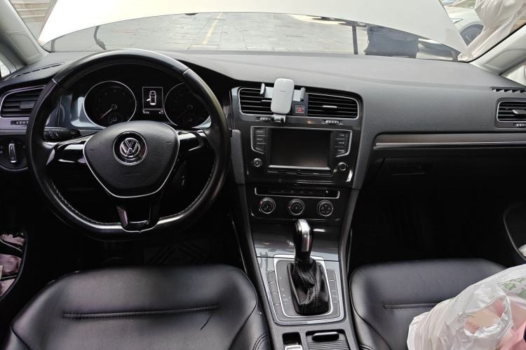 Used Volkswagen Golf 2017 230TSI Automatic Comfort Edition – Celebrating Milestone of One Million Units Center Console