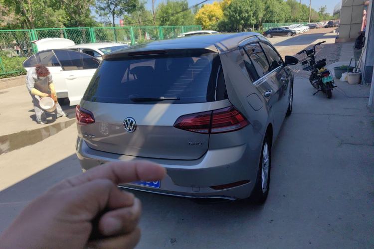 Used Volkswagen Golf 2017 1.6L Automatic Comfort Million-Vehicle Anniversary Edition Exterior 5