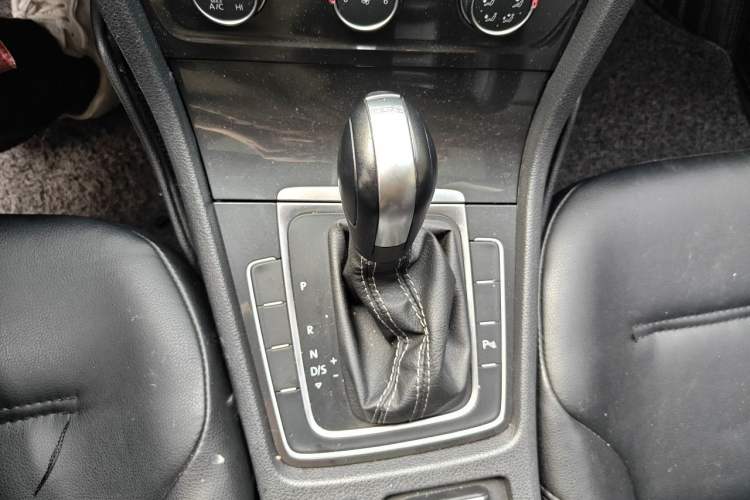 Used Volkswagen Golf 2017 230TSI Automatic Comfort Edition – Celebrating Milestone of One Million Units Gear Lever