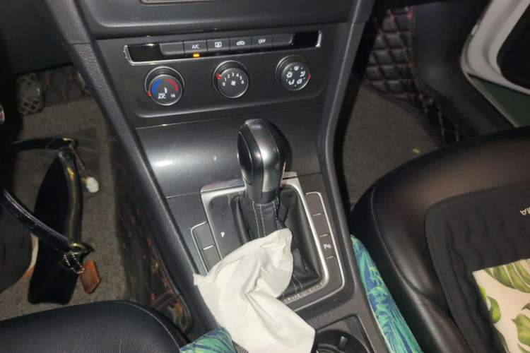 Used Volkswagen Golf 2017 1.6L Automatic Comfort Million-Vehicle Anniversary Edition Gear Lever