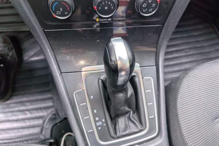 Used Volkswagen Golf 2017 1.6L Automatic Comfort Million-Vehicle Anniversary Edition Gear Lever