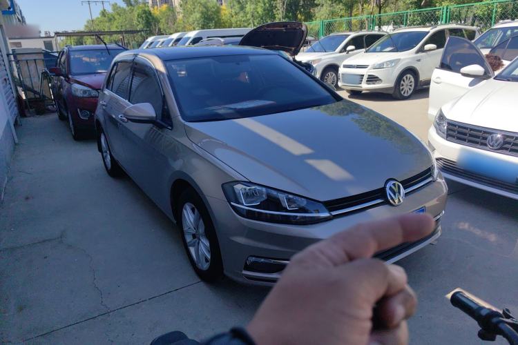 Used Volkswagen Golf 2017 1.6L Automatic Comfort Million-Vehicle Anniversary Edition Interior 3
