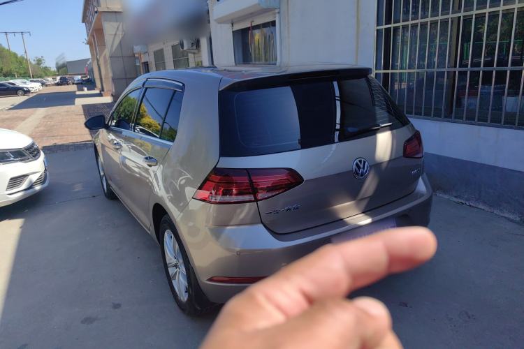 Used Volkswagen Golf 2017 1.6L Automatic Comfort Million-Vehicle Anniversary Edition Interior 5