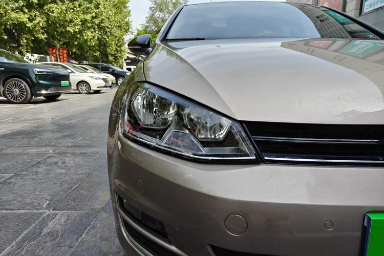 Used Volkswagen Golf 2017 230TSI Automatic Comfort Edition – Celebrating Milestone of One Million Units Right Front Headlight