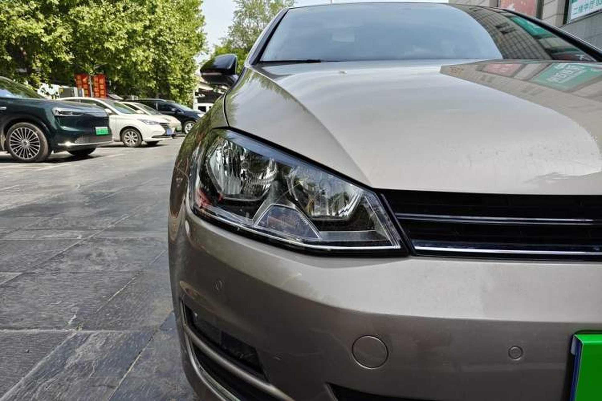 Used Volkswagen Golf 2017 230TSI Automatic Comfort Edition – Celebrating Milestone of One Million Units Right Front Headlight