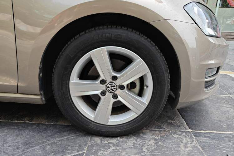 Used Volkswagen Golf 2017 230TSI Automatic Comfort Edition – Celebrating Milestone of One Million Units Right Front Wheel Hub