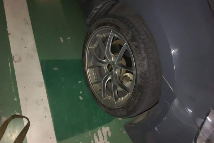 Used Volkswagen Golf 2017 1.6L Automatic Comfort Million-Vehicle Anniversary Edition Right Front Wheel Hub