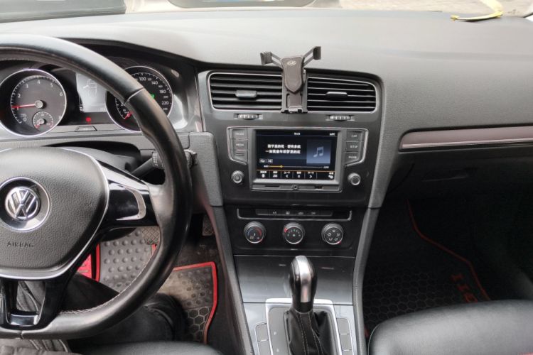 Used Volkswagen Golf 2017 1.6L Automatic Comfort Million-Vehicle Anniversary Edition Audio And AC Panel