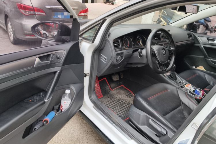 Used Volkswagen Golf 2017 1.6L Automatic Comfort Million-Vehicle Anniversary Edition Driver Seat