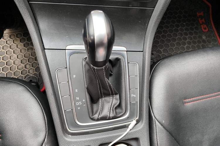 Used Volkswagen Golf 2017 1.6L Automatic Comfort Million-Vehicle Anniversary Edition Gear Lever