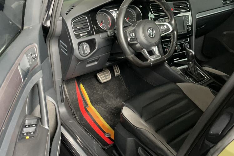 Used Volkswagen Golf 2017 280TSI Automatic R-Line Million-Vehicle Commemorative Edition Interior 1