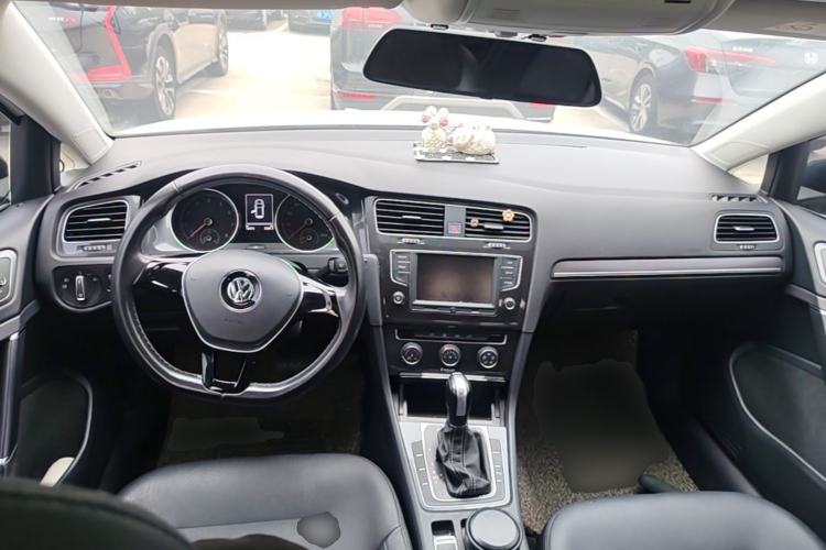 Used Volkswagen Golf 2017 1.6L Automatic Comfort Million-Vehicle Anniversary Edition Center Console