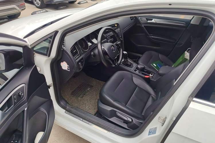 Used Volkswagen Golf 2017 1.6L Automatic Comfort Million-Vehicle Anniversary Edition Driver Seat
