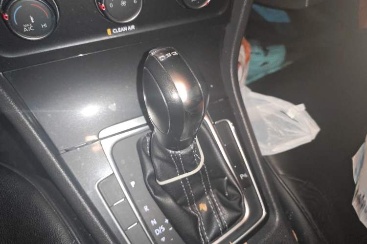 Used Volkswagen Golf 2017 230TSI Automatic Comfort Edition – Celebrating Milestone of One Million Units Gear Lever