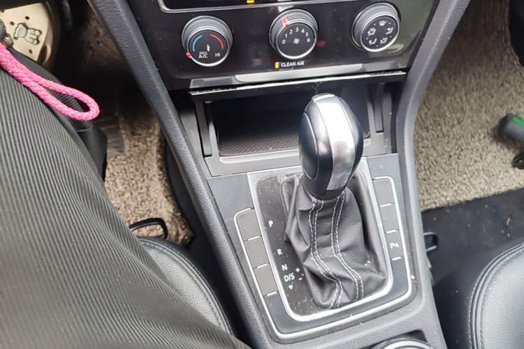 Used Volkswagen Golf 2017 1.6L Automatic Comfort Million-Vehicle Anniversary Edition Gear Lever