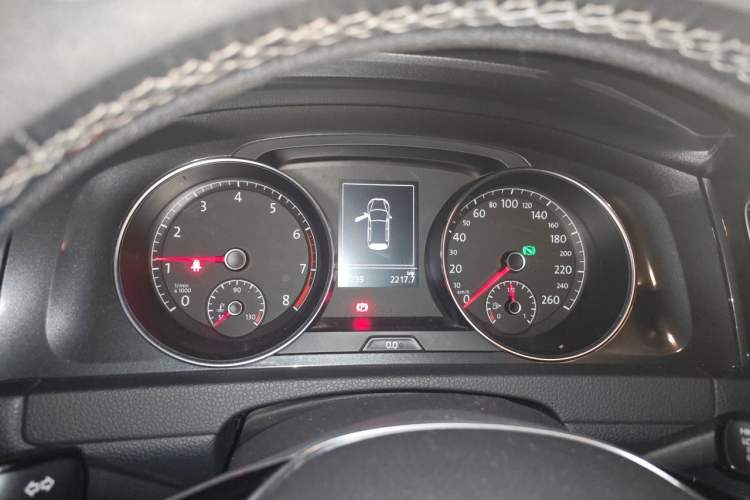 Used Volkswagen Golf 2017 230TSI Automatic Comfort Edition – Celebrating Milestone of One Million Units Instrument Cluster