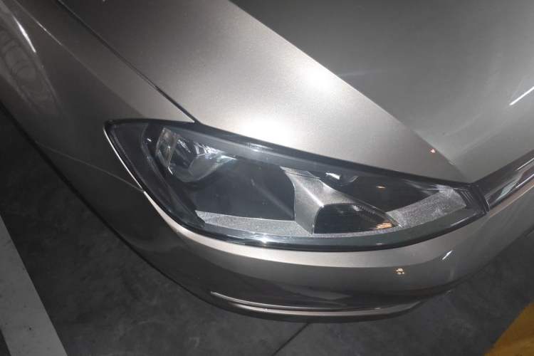 Used Volkswagen Golf 2017 230TSI Automatic Comfort Edition – Celebrating Milestone of One Million Units Right Front Headlight