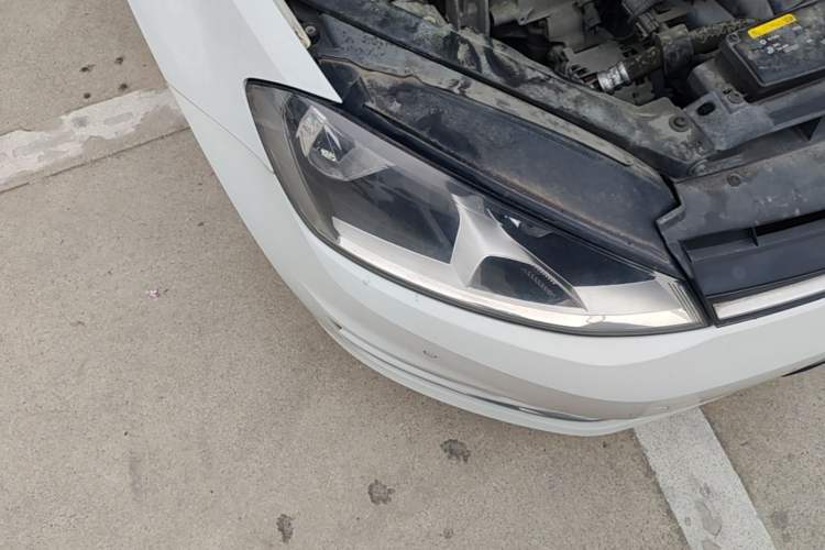 Used Volkswagen Golf 2017 1.6L Automatic Comfort Million-Vehicle Anniversary Edition Right Front Headlight