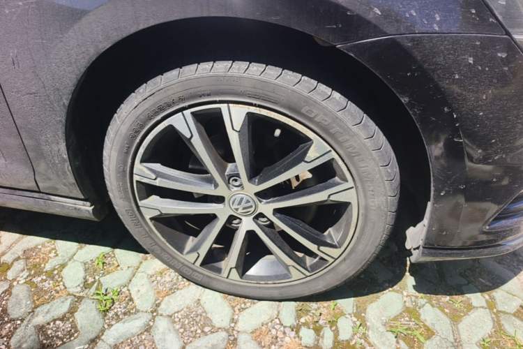 Used Volkswagen Golf 2017 280TSI Automatic R-Line Million-Vehicle Commemorative Edition Right Front Wheel Hub