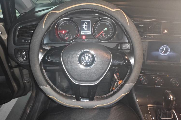 Used Volkswagen Golf 2017 230TSI Automatic Comfort Edition – Celebrating Milestone of One Million Units Steering Wheel