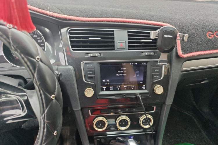 Used Volkswagen Golf 2017 1.6L Automatic Comfort Million-Vehicle Anniversary Edition Audio And AC Panel