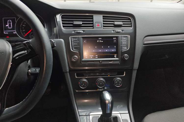 Used Volkswagen Golf 2017 230TSI Automatic Comfort Edition – Celebrating Milestone of One Million Units Audio And AC Panel