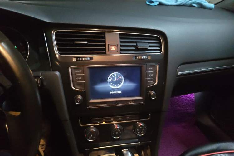 Used Volkswagen Golf 2017 1.6L Automatic Comfort Million-Vehicle Anniversary Edition Audio And AC Panel