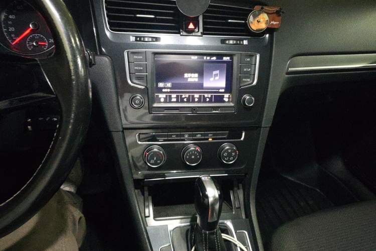 Used Volkswagen Golf 2017 230TSI Automatic Comfort Edition – Celebrating Milestone of One Million Units Audio And AC Panel