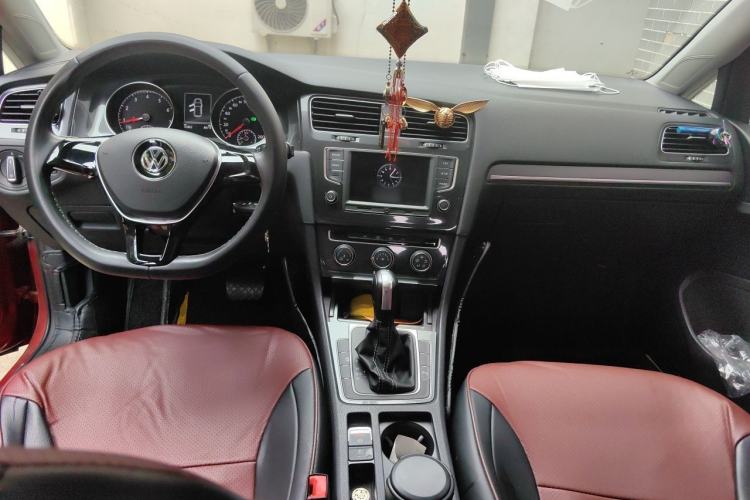 Used Volkswagen Golf 2017 230TSI Automatic Comfort Edition – Celebrating Milestone of One Million Units Center Console