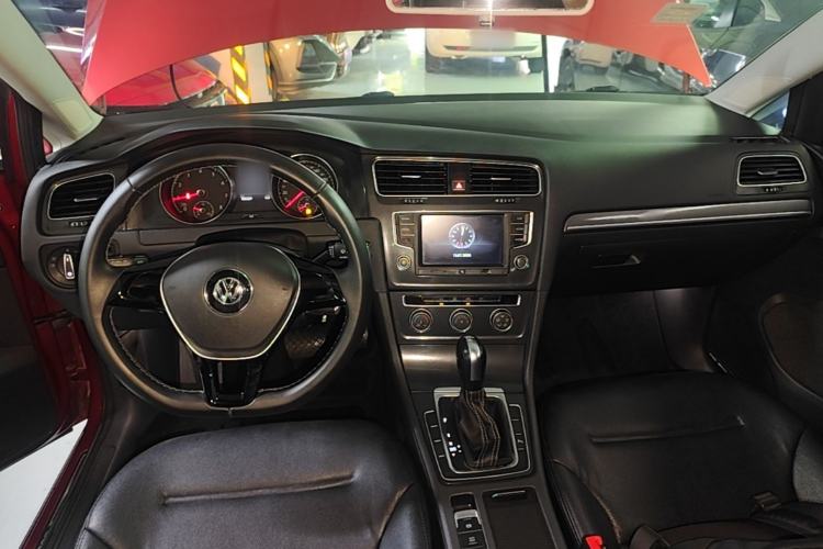 Used Volkswagen Golf 2017 230TSI Automatic Comfort Edition – Celebrating Milestone of One Million Units Center Console