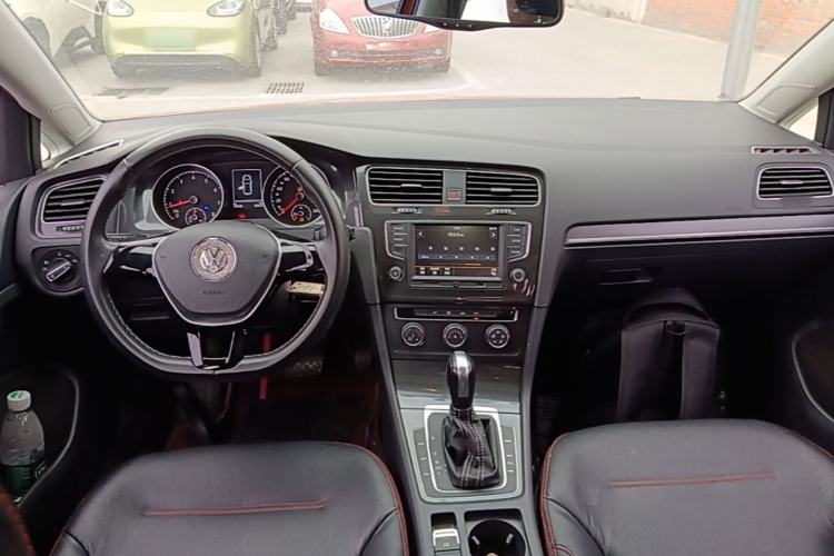 Used Volkswagen Golf 2017 230TSI Automatic Comfort Edition – Celebrating Milestone of One Million Units Center Console