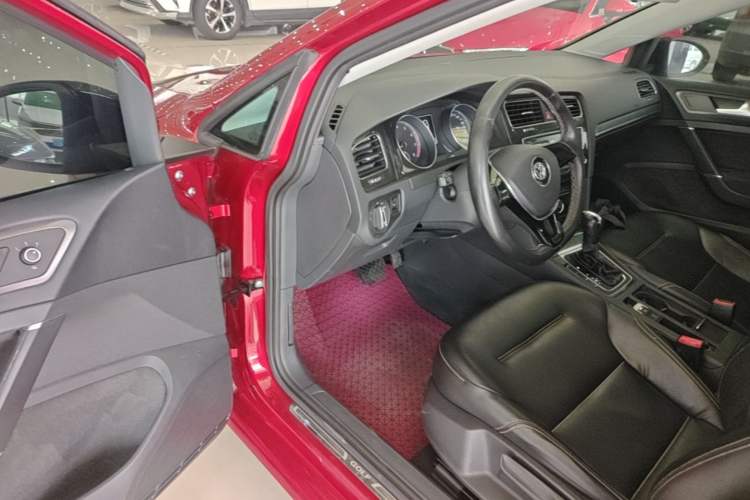 Used Volkswagen Golf 2017 230TSI Automatic Comfort Edition – Celebrating Milestone of One Million Units Driver Seat