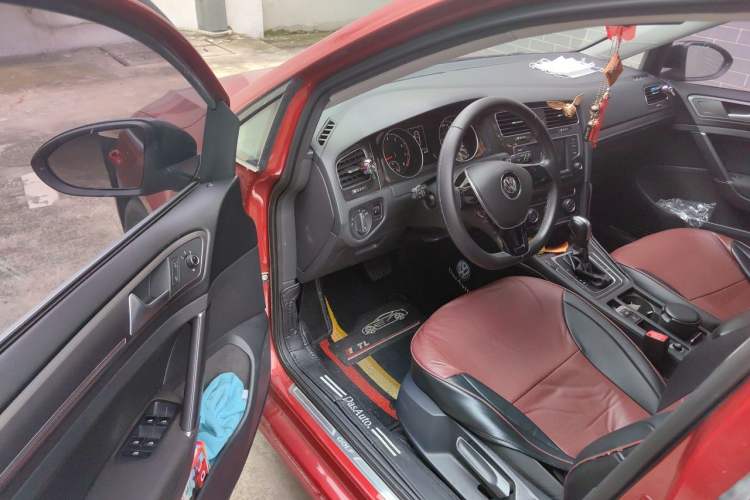 Used Volkswagen Golf 2017 230TSI Automatic Comfort Edition – Celebrating Milestone of One Million Units Driver Seat