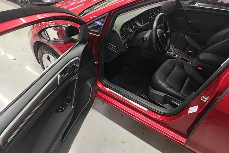 Used Volkswagen Golf 2017 230TSI Automatic Comfort Edition – Celebrating Milestone of One Million Units Driver Seat