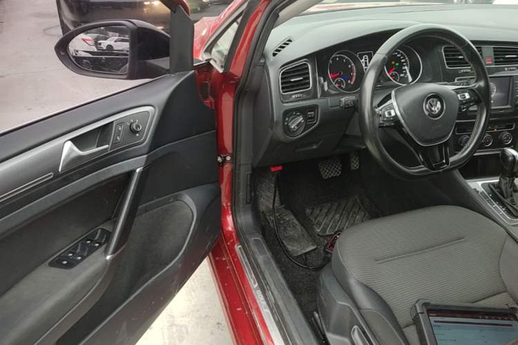 Used Volkswagen Golf 2017 1.6L Automatic Comfort Million-Vehicle Anniversary Edition Driver Seat