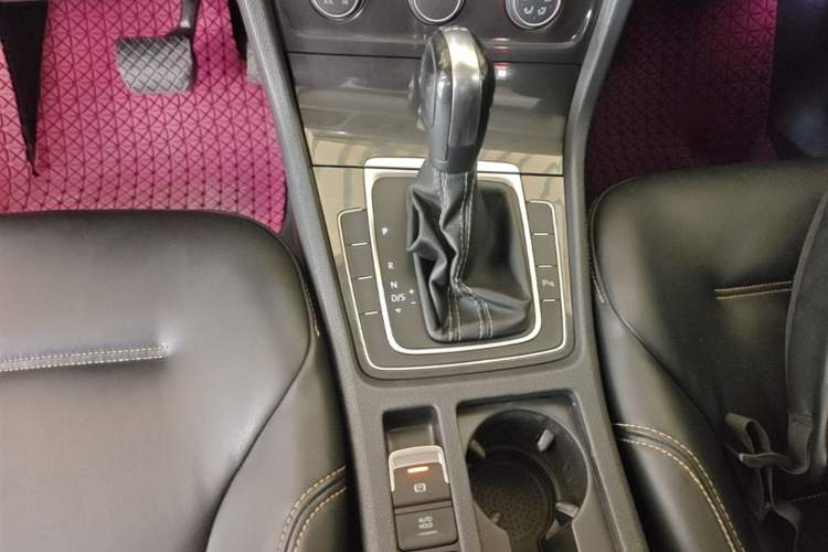 Used Volkswagen Golf 2017 230TSI Automatic Comfort Edition – Celebrating Milestone of One Million Units Gear Lever