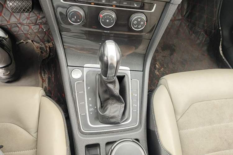 Used Volkswagen Golf 2017 230TSI Automatic Luxury Million-Vehicle Commemorative Edition Gear Lever