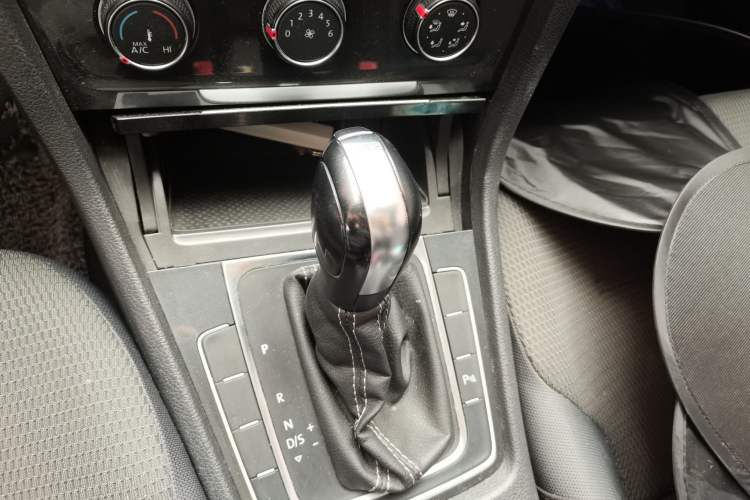 Used Volkswagen Golf 2017 230TSI Automatic Comfort Edition – Celebrating Milestone of One Million Units Gear Lever