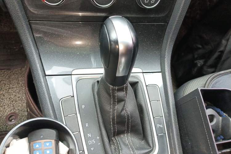 Used Volkswagen Golf 2017 1.6L Automatic Comfort Million-Vehicle Anniversary Edition Gear Lever