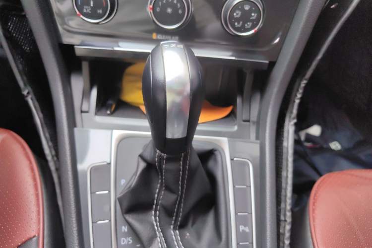 Used Volkswagen Golf 2017 230TSI Automatic Comfort Edition – Celebrating Milestone of One Million Units Gear Lever