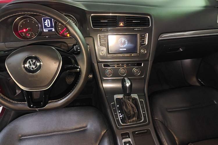 Used Volkswagen Golf 2017 230TSI Automatic Comfort Edition – Celebrating Milestone of One Million Units Gear Lever